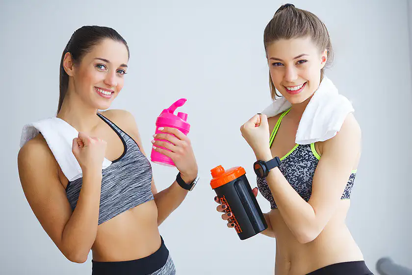 Comparison between whey and plant protein to determine variations in nutrition, sources, and benefits for fitness.