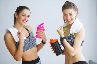 Comparison between whey and plant protein to determine variations in nutrition, sources, and benefits for fitness.