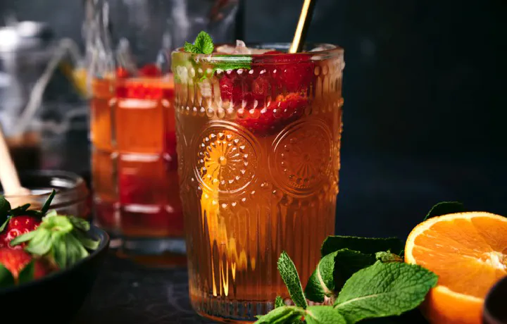 Cool off with this delightful Virgin Blanco de Verano, a light and fruity beverage perfect for summer days.